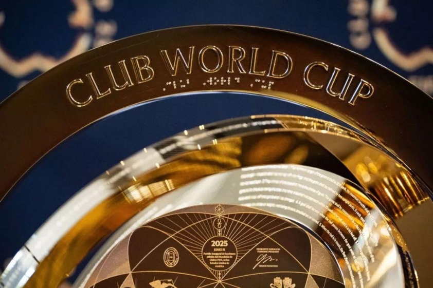 Chiếc cúp vô địch Club World Cup có chữ ký của chủ tịch FIFA (Ảnh: The Mirror).