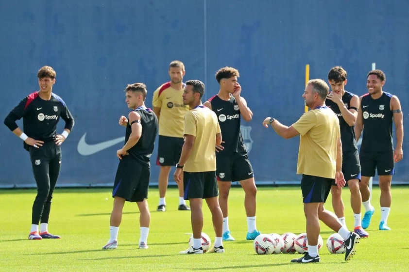 Hansi Flick muốn bổ sung chất La Masia vào ban huấn luyện Barcelona (Ảnh: Barca Blaugranes).