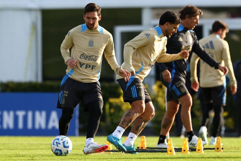 Messi là người không thể đụng tới trong các buổi tập tại đội tuyển Argentina (Ảnh: The Straits Times)
