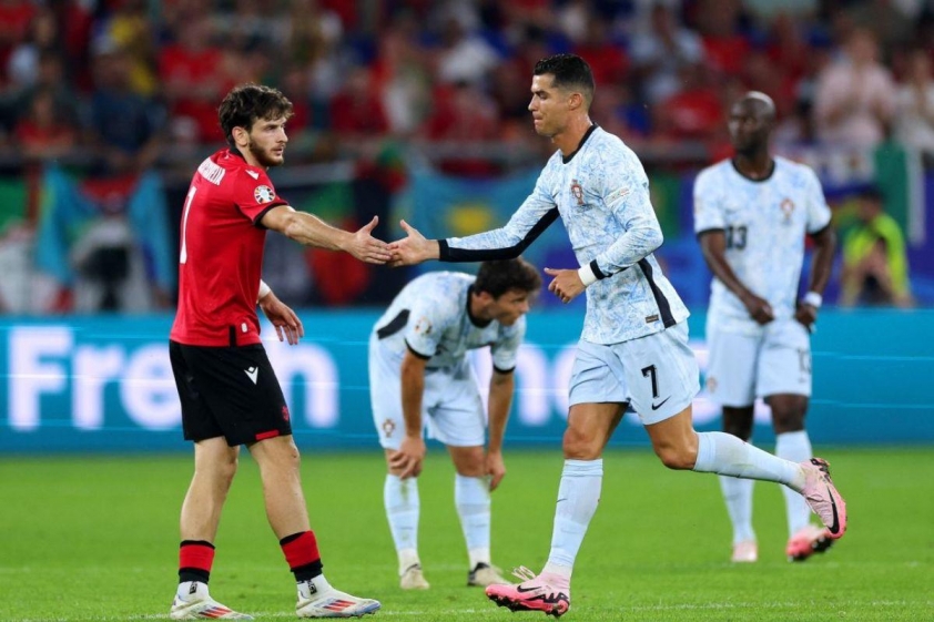 Kvaratskhelia chọn Messi là số một dù “yêu” Ronaldo từ bé (Ảnh: CNN).