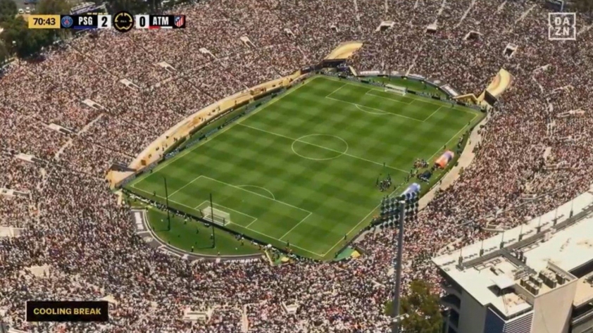 Sự ngột ngạt dễ nhìn thấy tại sân Rose Bowl. Ảnh: DAZN