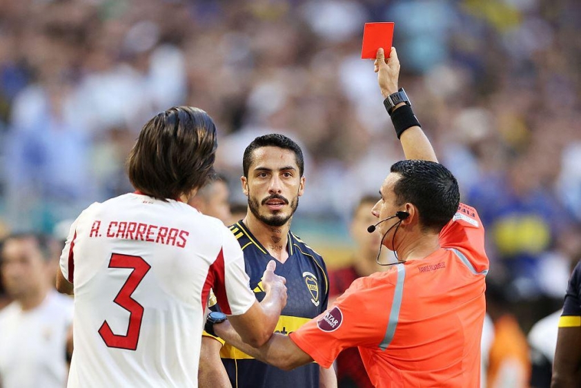 Thẻ đỏ là tâm điểm trong trận mở màn của Boca (Ảnh: Sportscasting)