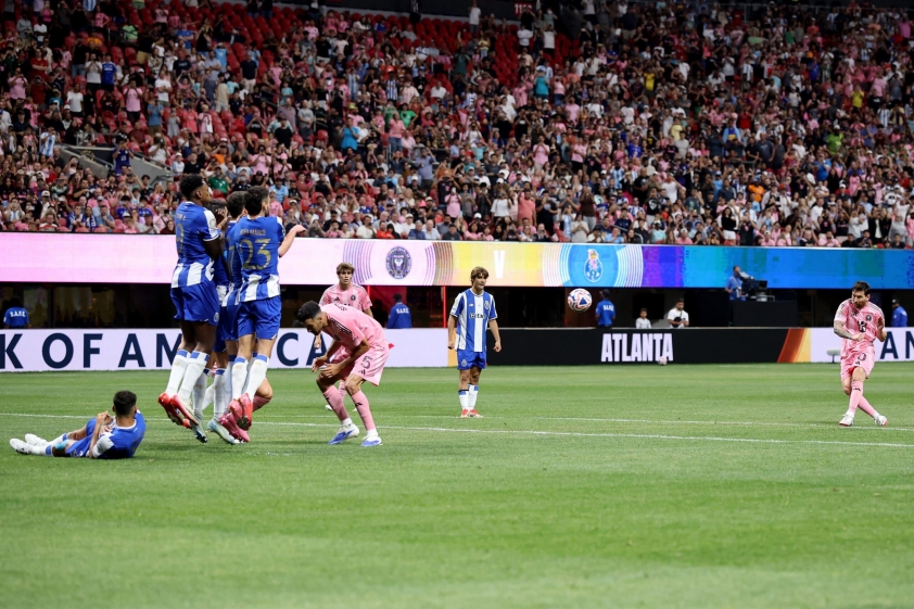 Cú sút phạt thần sầu của Messi (Ảnh: The Independent)