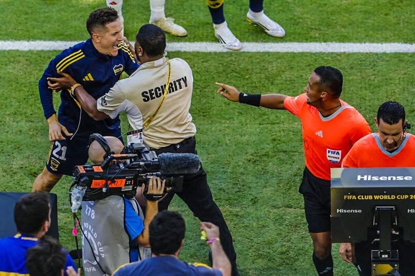 Cựu sao MU để lại dấu ấn với tấm thẻ đỏ khi tranh cãi với trọng tài (Ảnh: Citizen Football)