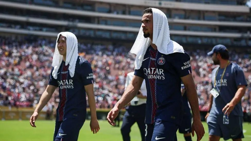 Các cầu thủ PSG mệt mỏi khi thi đấu dưới thời tiết oi bức