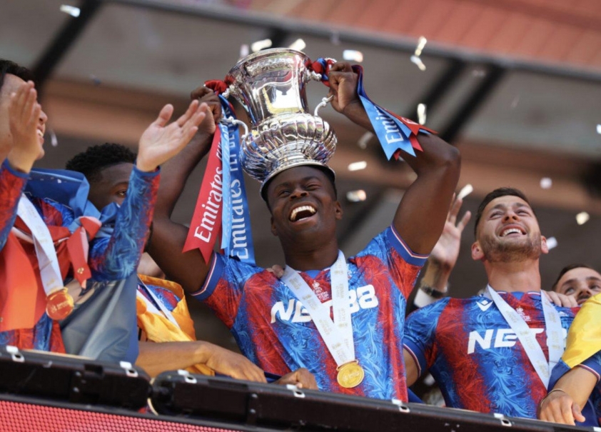 Guehi là sự bổ sung đáng giá cho hàng thủ của Liverpool ( nguồn ảnh: X Transfer News Live)