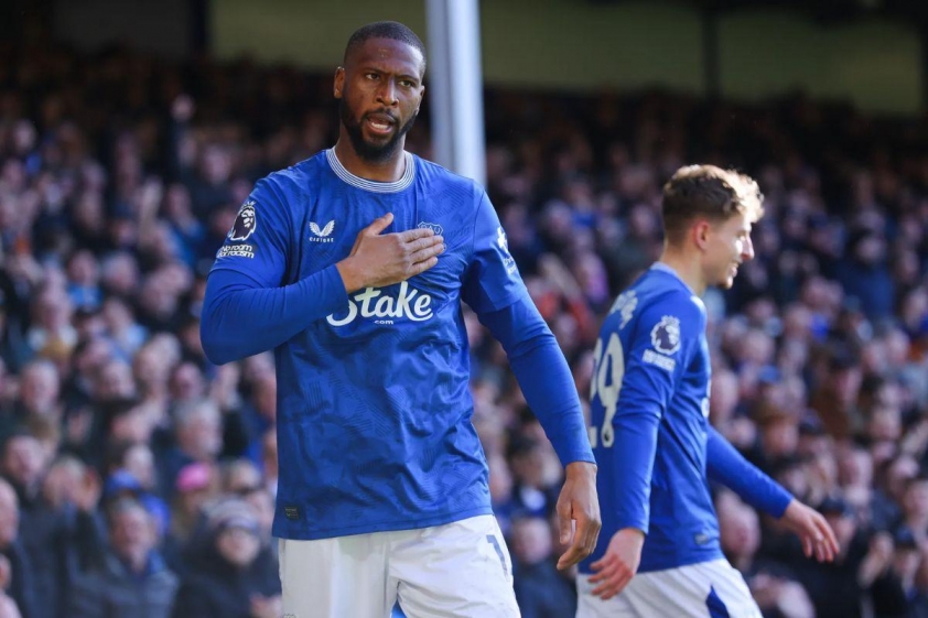 Manchester United được thúc giục ký hợp đồng với Beto của Everton (Ảnh: The Sun).