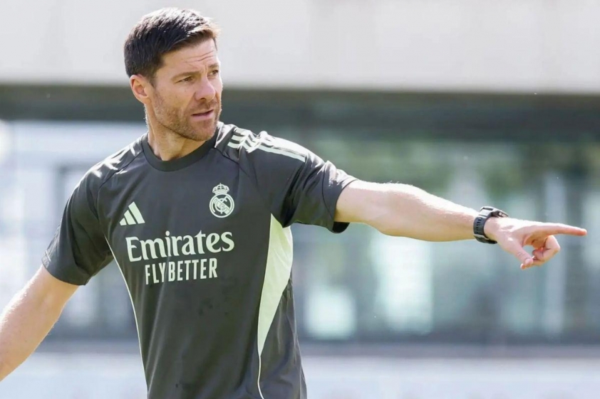 Huijsen không giấu được sự phấn khích khi được làm việc với HLV Xabi Alonso (Ảnh: Football Espana).