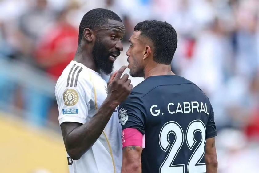 Gustavo Cabral đụng độ với Antonio Rudiger(Ảnh: Getty Images)
