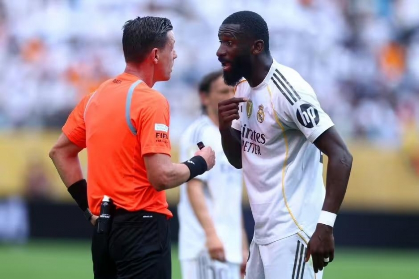 Antonio Rudiger phàn nàn với trọng tài Ramon Abatti Abel trong trận đấu với Pachuca(Ảnh: Getty Images)