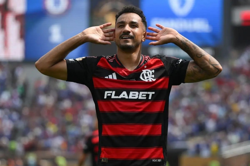 Danilo vẫn rất xuất sắc khi trở thành thủ lĩnh hàng phòng ngự Flamengo (Ảnh: NBC)