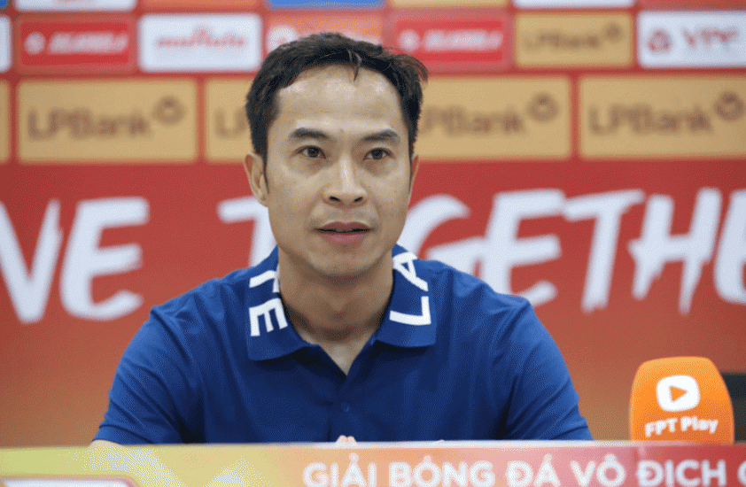 HLV Lê Đức Tuấn không đồng tình khi đá trận play-off trên sân Thống Nhất.