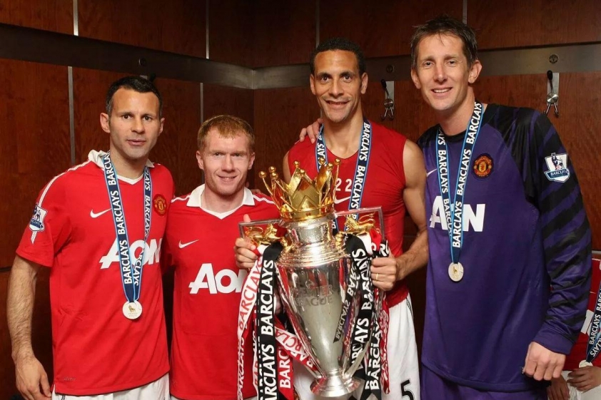 Van der Sar từng giành 4 danh hiệu Premier League cùng Man United (Ảnh: MEN).