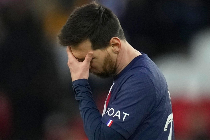 Messi từng có những ngày không vui tại Paris (Ảnh: SkySport)
