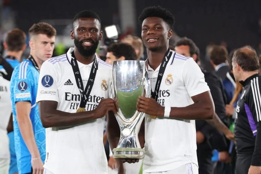 Ai sẽ được Xabi Alonso chọn để đá cặp với Dean Huijsen