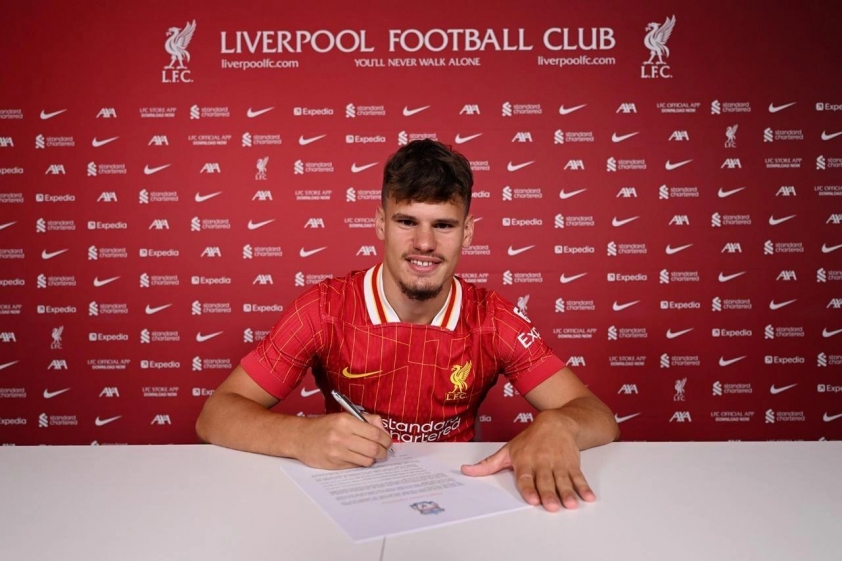 Kerkez đặt bút ký vào bản hợp đồng với Liverpool (Ảnh: Liverpool FC)