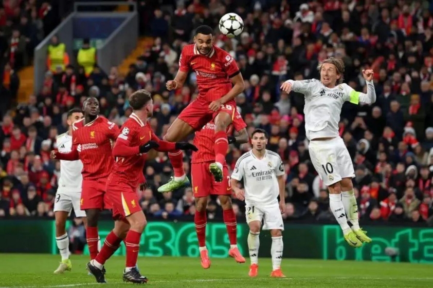 Gakpo dễ dàng giành chiến thắng trên không trước Modric (Ảnh: Madrid Universal).