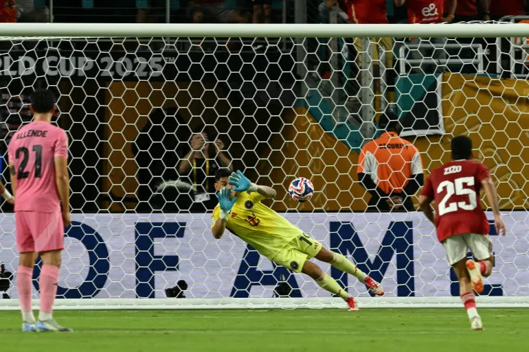 Cú sút penalty hỏng ăn đáng tiếc của Al Ahly (Ảnh: BBC)