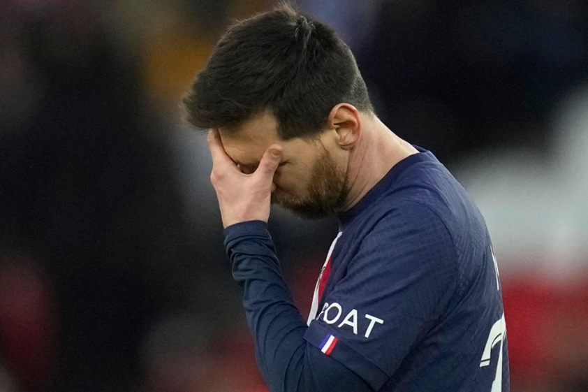 Messi từng có những ngày không vui tại Paris (Ảnh: SkySport)