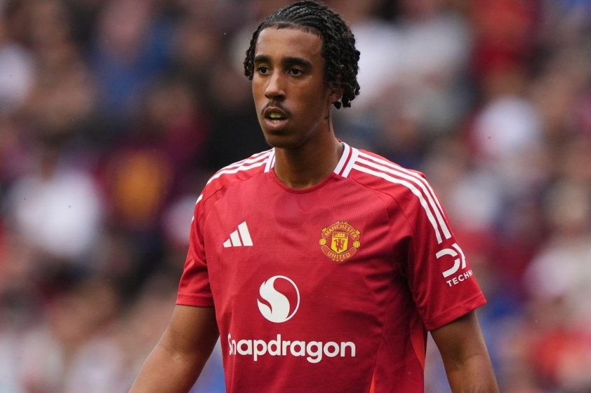 Leny Yoro không có được phong độ tốt nhất khi sang Man United.