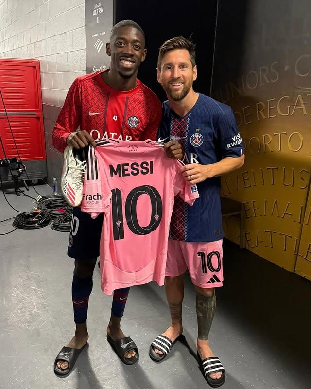 Messi và Dembele trao đổi áo đấu sau trận (Ảnh: Instagram)