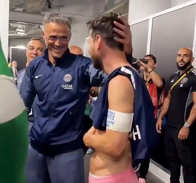 Luis Enrique động viên Messi sau trận thua