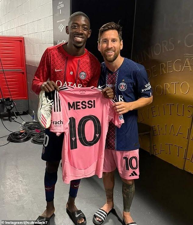 Messi đổi áo đấu với Dembele sau trận đấu