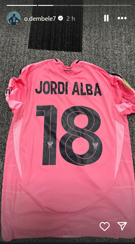 Người đồng đội cũ Jordi Alba cũng tặng áo cho Dembele (Ảnh: Instagram)