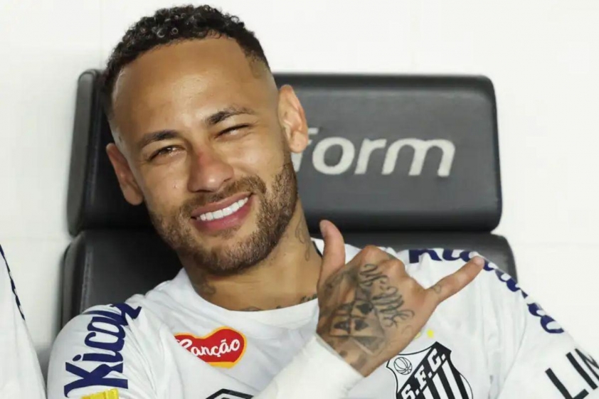 Mới đây, Neymar đã chính thức ký hợp đồng gia hạn với Santos đến hết năm 2025 (Ảnh: GOAL).