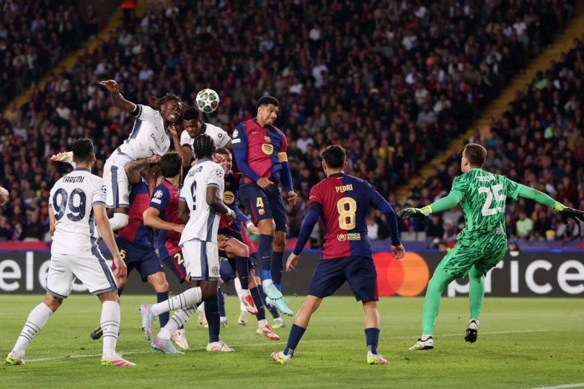 Dumfries từng khiến hàng thủ Barcelona khốn khổ (Ảnh: TNT Sport)