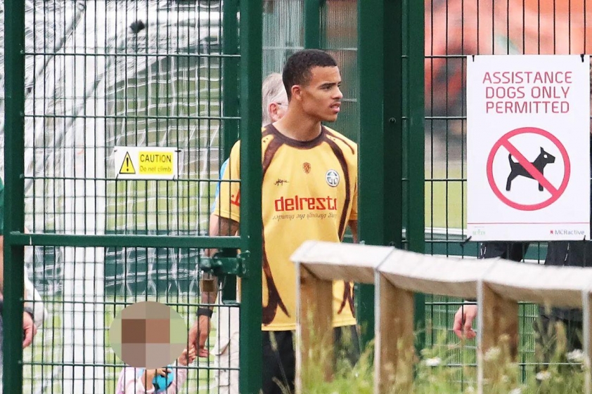 Mason Greenwood hội ngộ với hai người bạn cũ Man Utd trong một buổi tập luyện ở Manchester (Ảnh: The Sun).