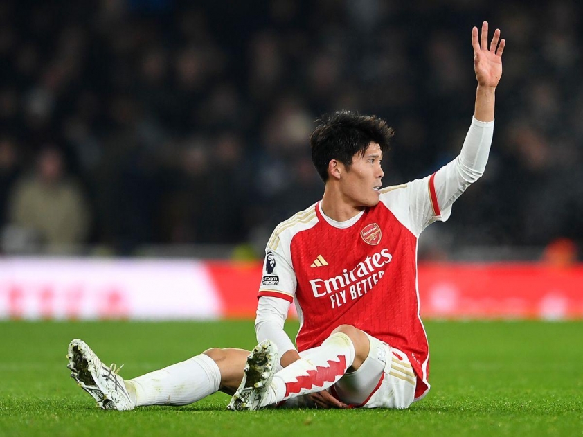 Chấn thương tiếp tục bủa vây sự nghiệp của Tomiyasu. Ảnh: Football London