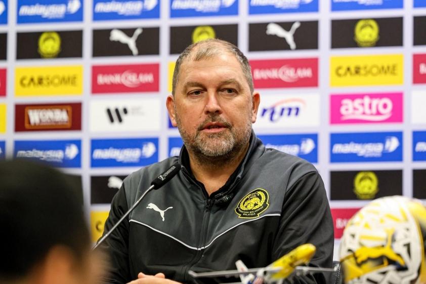 HLV Cklamovski coi Iran là thước đó cho nền bóng đá của Malaysia. Ảnh: FAM