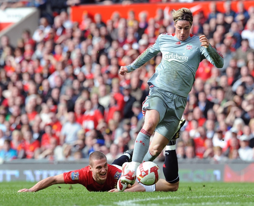 Khoảnh khắc biểu tượng của cặp đôi Torres - Vidic (Ảnh: SkySport)
