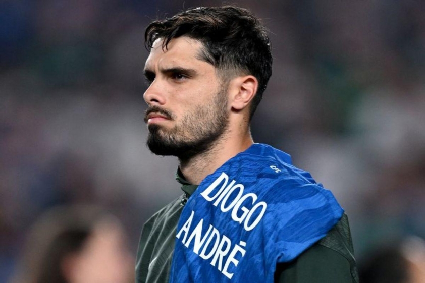 Pedro Neto đã cố kìm nước mắt khi tưởng nhớ Diogo Jota và Andre Silva vào sáng nay (Ảnh: Liverpool.com).