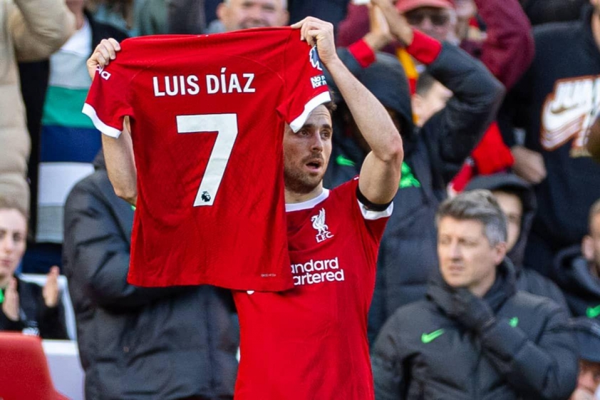 Jota từng ăn mừng bàn thắng bằng cách giơ cao chiếc áo đấu của Diaz (Ảnh: This Is Anfield).
