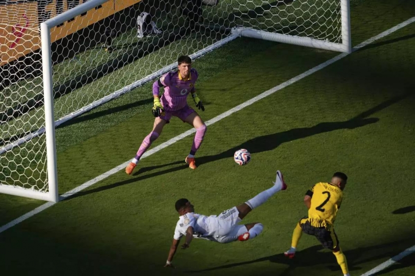 Siêu phẩm của Mbappe vào lưới Dortmund (Ảnh: BBC)