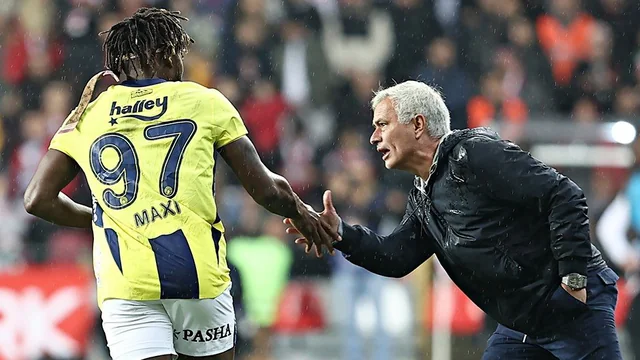 Mourinho và Saint-Maximin từ lâu đã có mâu thuẫn với nhau (Ảnh: The Mirror)