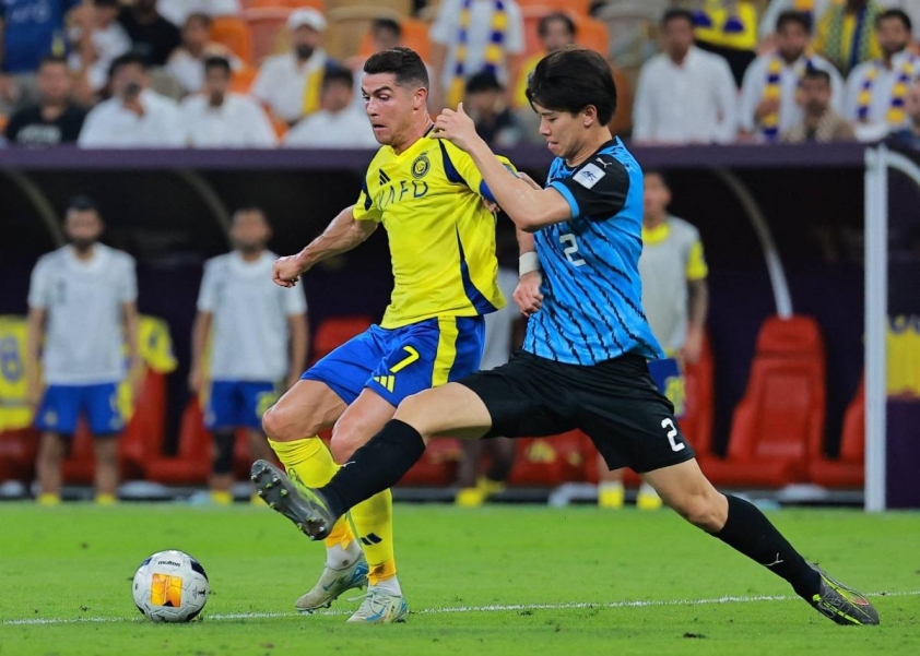 Kota Takai khóa chặt Ronaldo tại bán kết AFC Champions League 2024/25.