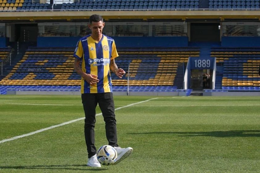 Di Maria tỏ ra xúc động khi trở về thi đấu cho Rosario Centra (Ảnh: Gustavo Garello)
