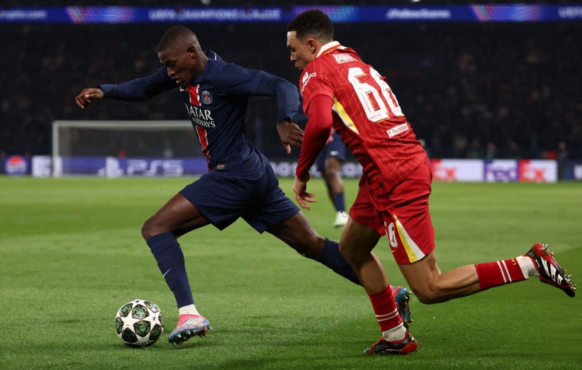 Trent từng nếm trải tốc độ kinh hoàng của Nuno Mendes (Ảnh: GOAL)