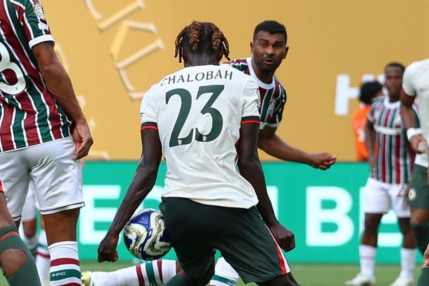 Tình huống Chalobah của Chelsea để bóng chạm tay trong vòng cấm (Ảnh: TNT Sports Football).