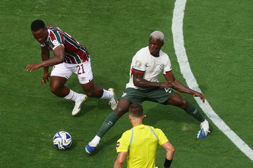 Moises Caicedo bị trẹo mắt cá chân nghiêm trọng trong trận đấu với Fluminense (Ảnh: The Sun).