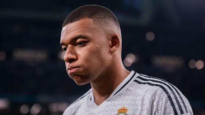 Mbappé trải qua màn tái ngộ không như ý trước PSG 4 Mbappe có màn trình diễn nhạt nhòa trong ngày hội ngộ PSG (Ảnh: Cbssports)