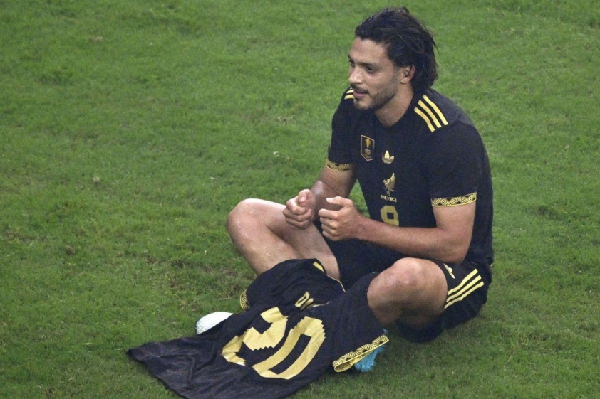 Trước đó, Raul Jimenez cũng tái hiện động tác chơi game của Diogo Jota (Ảnh: The Sun).