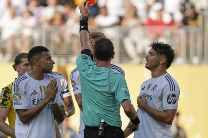Tấm thẻ đỏ trong trận đấu với Dortmund là vết gợn duy nhất của tân binh Real Madrid (Ảnh: NBC)