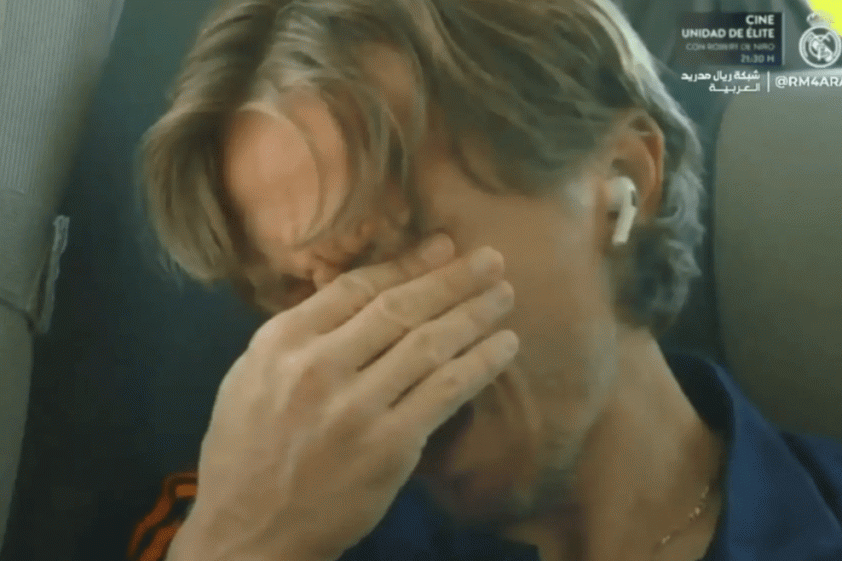 Modric không cầm được nước mắt sau khi nói lời chia tay Real Madrid. Ảnh: CLB