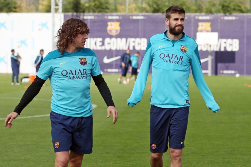 Hai huyền thoại nơi hàng thủ của Barcelona (Ảnh: GOAL)