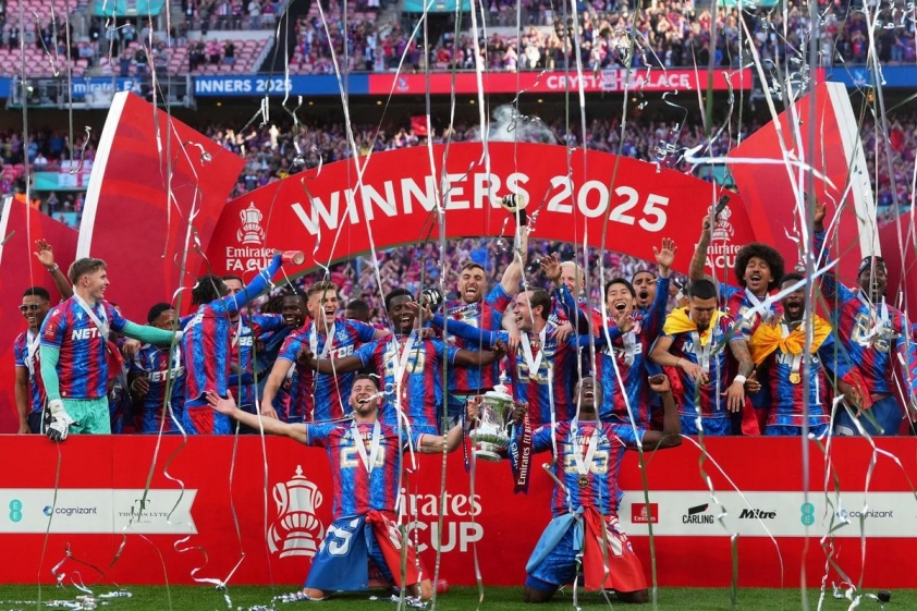 Vô địch FA Cup, Crystal Palace lại mất vé dự UEFA Europa League một cách vô cùng 'lãng xẹt'.