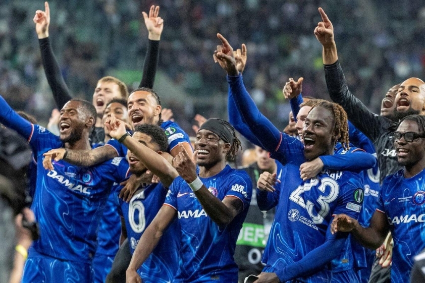Collymore cho rằng Chelsea sẽ gặp khó trong giai đoạn giữa mùa, khi mà có quá nhiều đấu trường phải thi đấu (Ảnh: Chelsea).